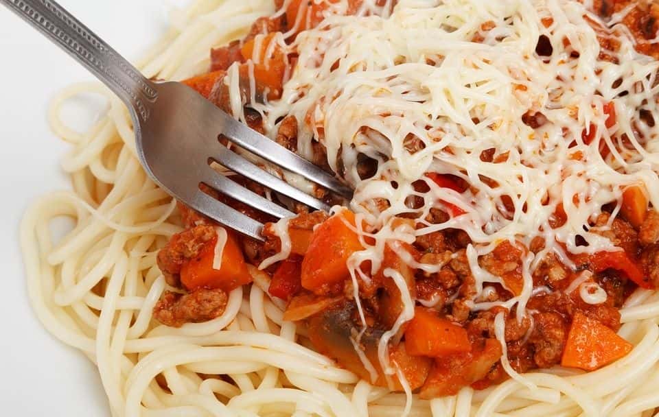 Wykwintna kolacja w domowym zaciszu – jak przyrządzić posiłek, aby ją oczarować?
