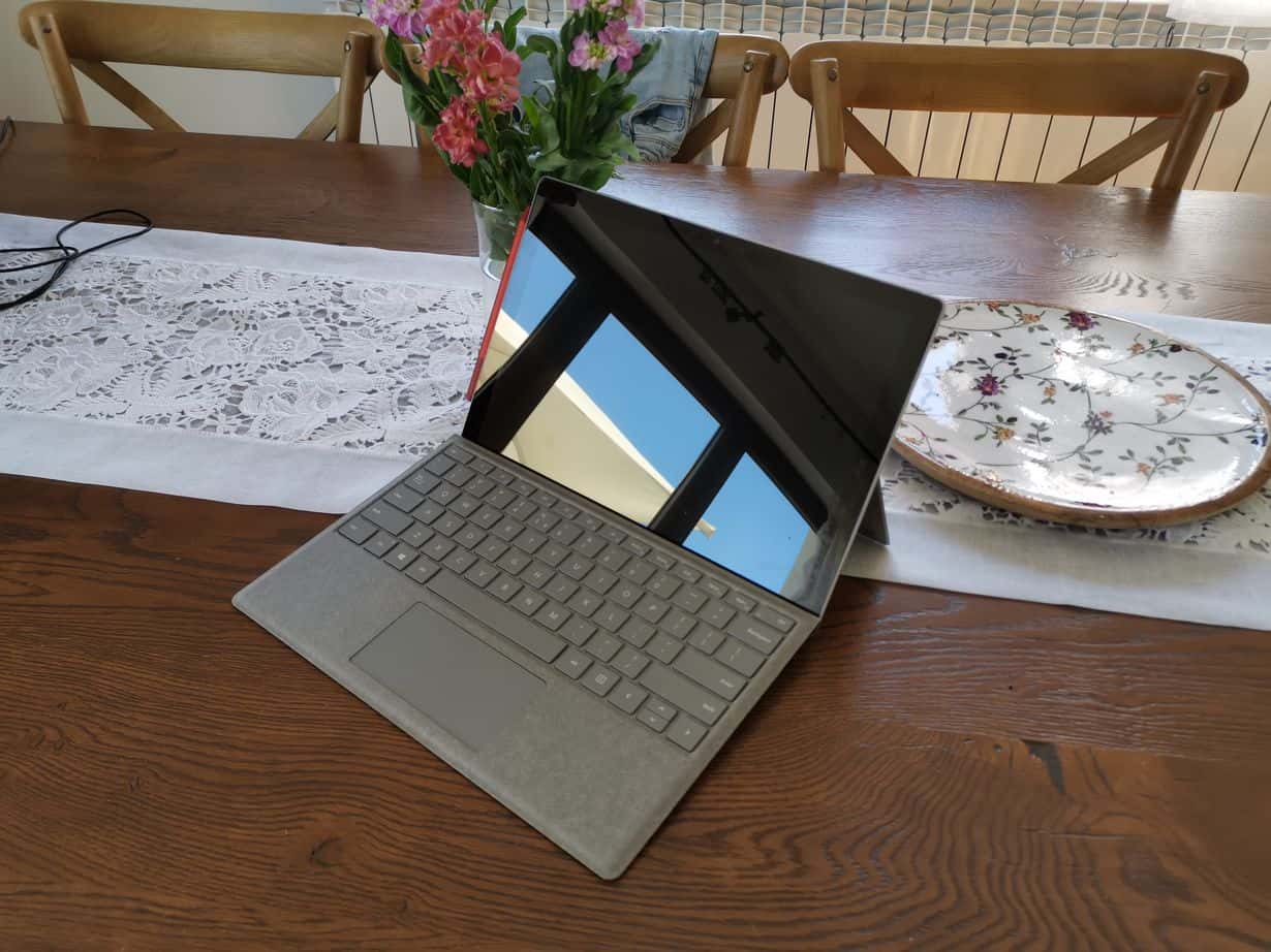 Laptop? Tablet? To Microsoft Surface Pro 7!