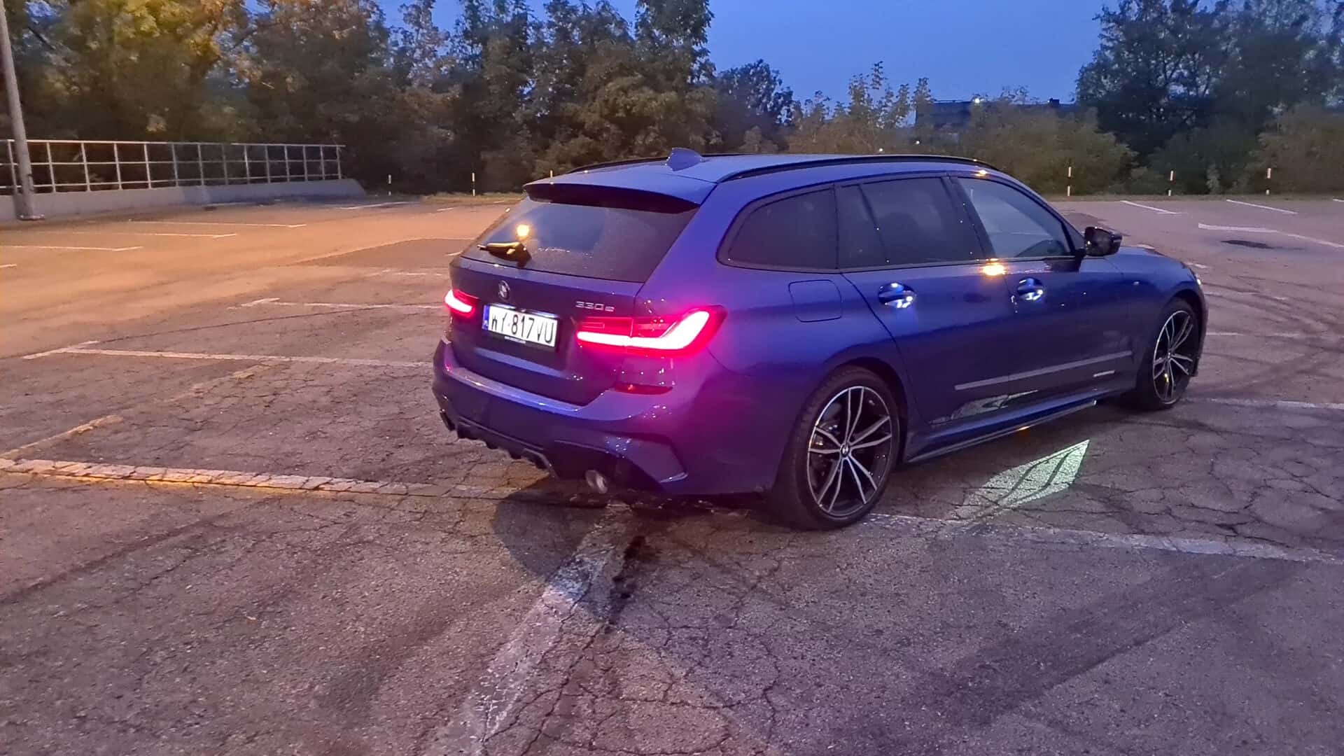 BMW 330e xDrive Touring: Mistrz gry pozorów [TEST]