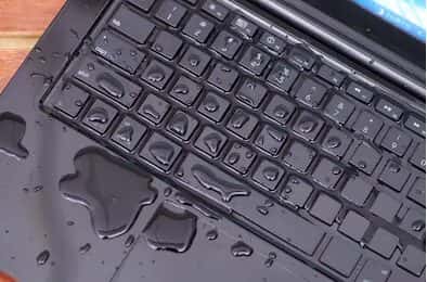 Zalany laptop - czy to oznacza zakup nowego?