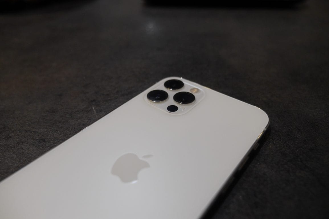 Apple iPhone 12 Pro wady i zalety. Warto kupić?