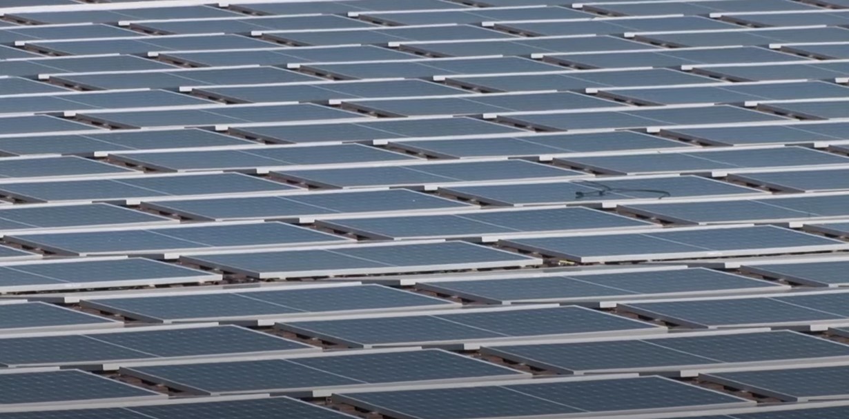 Ogromny, pływający panel słoneczny generuje 7,5 GWh rocznie