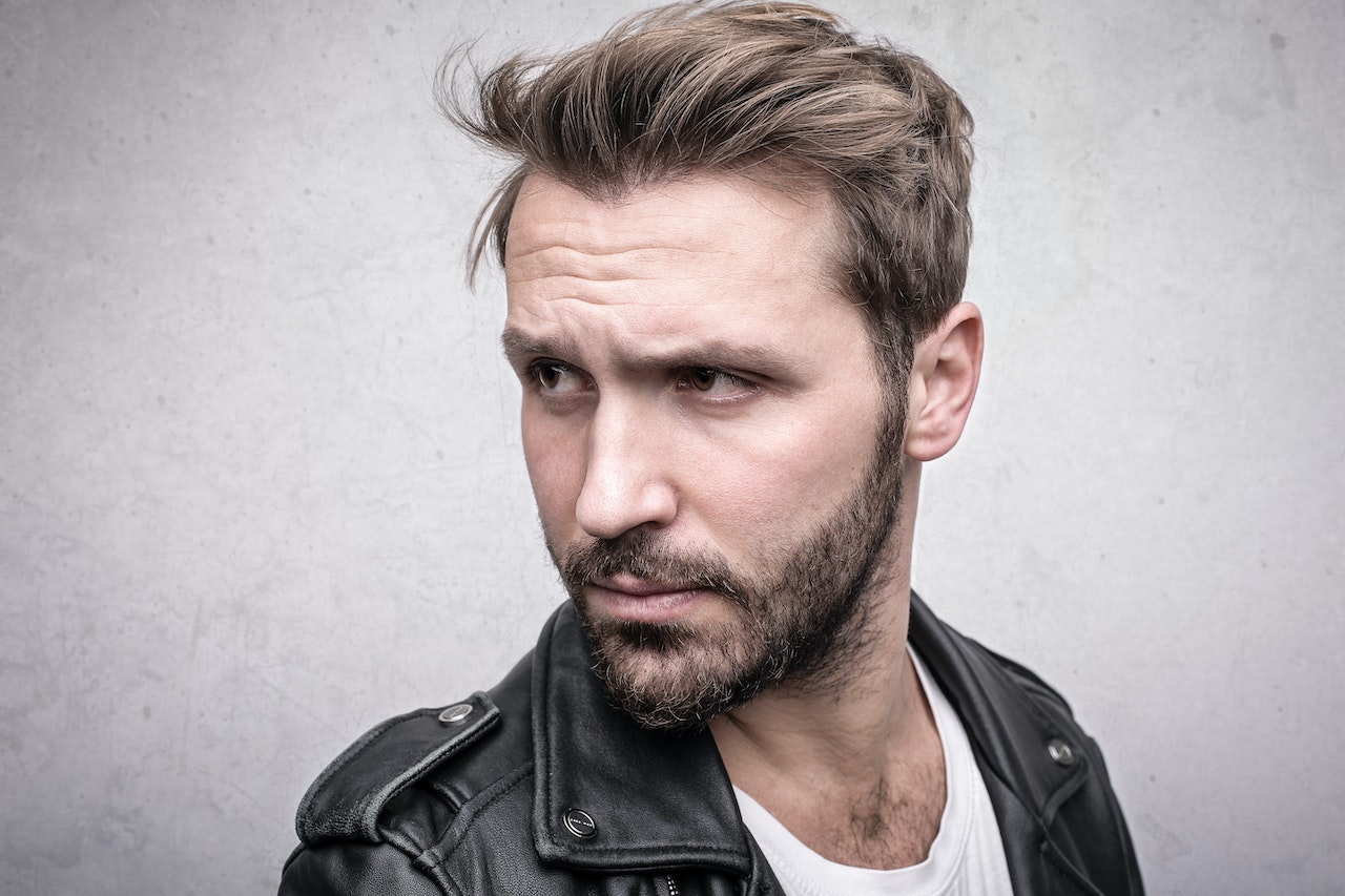 Włosy u mężczyzn – jak zadbać o ich strukturę i co wykorzystać do codziennej pielęgnacji?