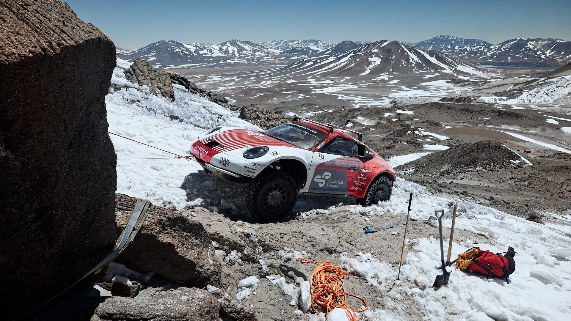 Porsche 911 wjechało na najwyższy wulkan na świecie. Po co?