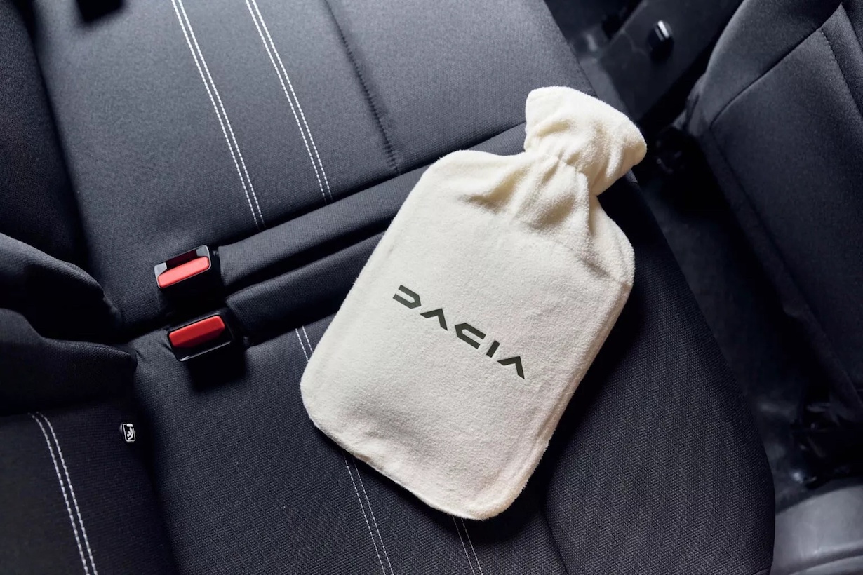 Dacia rozdaje termofory, nabijając się z BMW!