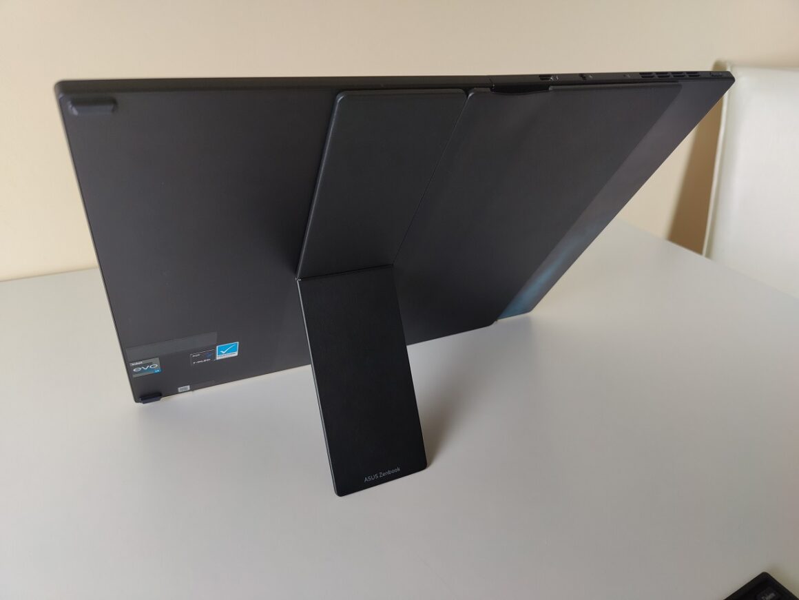 Asus Zenbook 17 Fold OLED - laptop ze składanym ekranem
