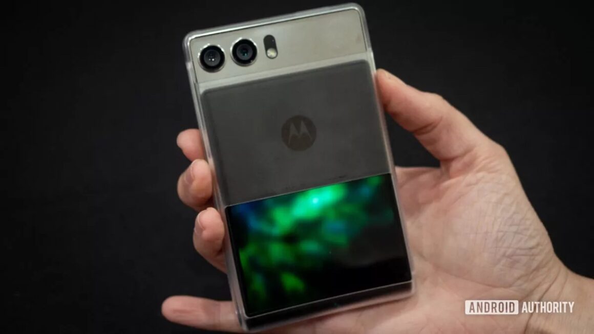 Motorola rizr to smartfon z rozwijanym ekranem. Zobacz, jak działa!