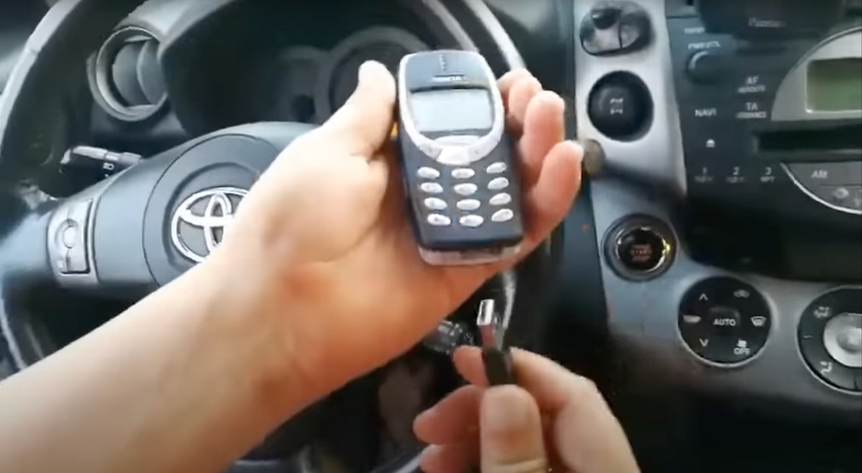 Nokia 3310 wykorzystywana do kradzenia aut!