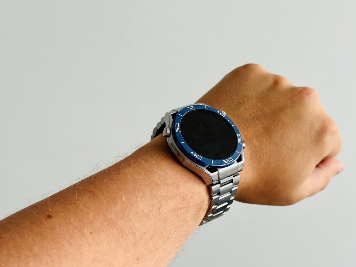 Czy warto kupić smartwatch? Huawei Watch Ultimate wygląda tak naprawdę jak klasyczny zegarek, a jednak mamy funkcje znane ze "smart-odpowiedników".