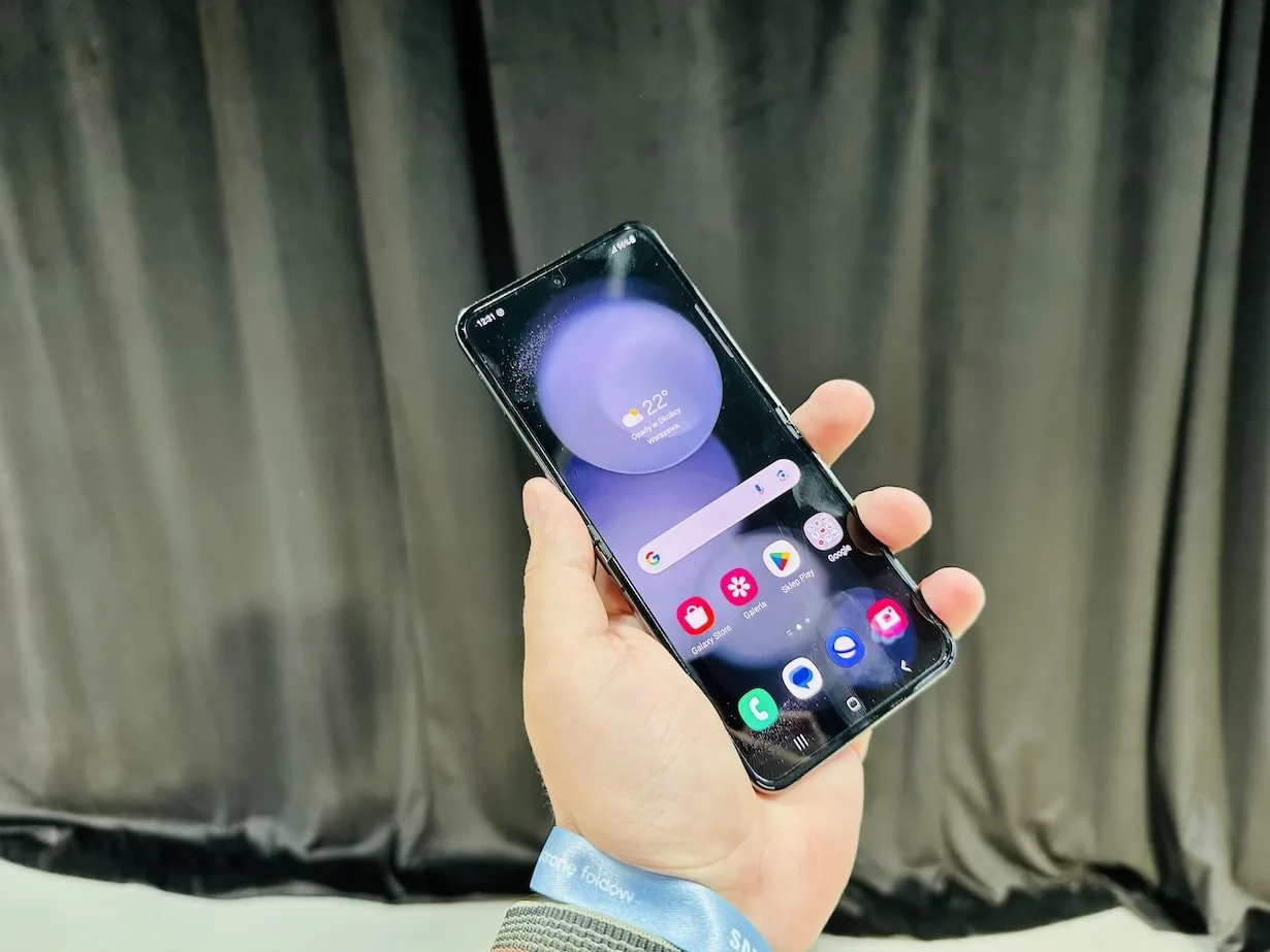 Galaxy Z Flip 5 - smartfon ze składanym ekranem.