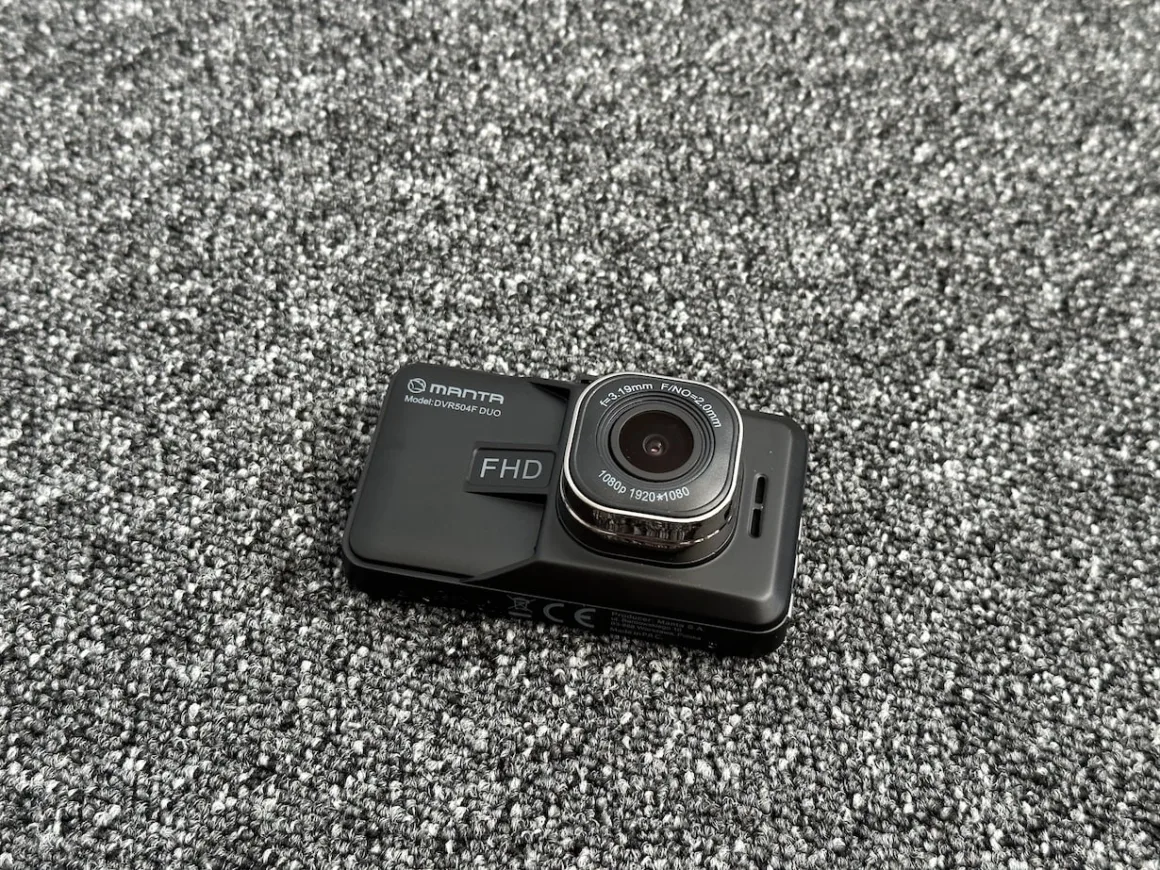 Jaki wideorejestrator wybrać? Sprawdzam kamery samochodowe Manta. Na zdjęciu model DVR504F DUO.