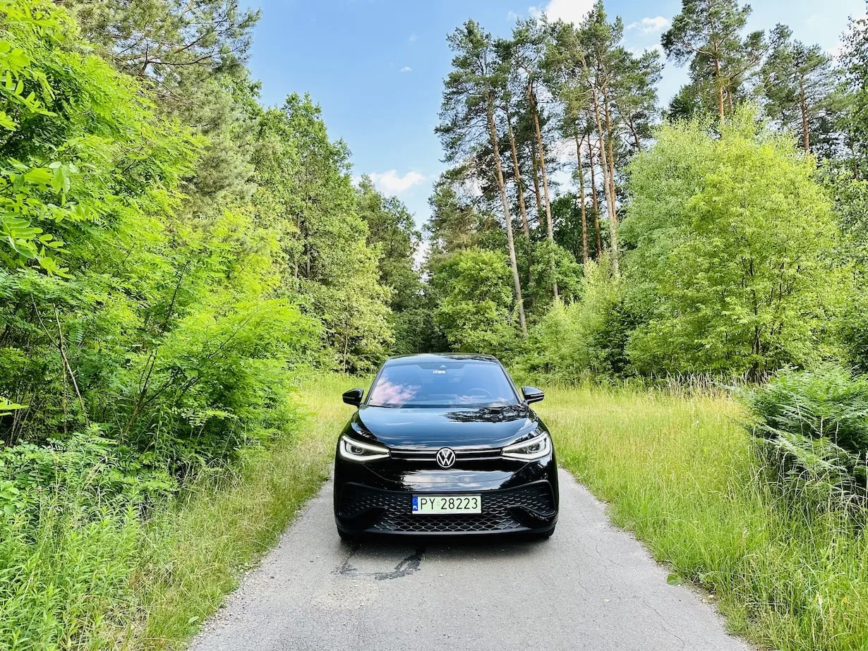 Samochody elektryczne w polskich Parkach Narodowych! Na zdjęciu elektryczny Volkswagen ID.5