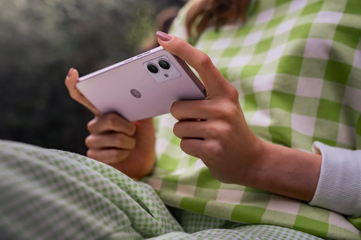 Motorola moto g14 w Plusie. Tani smartfon.