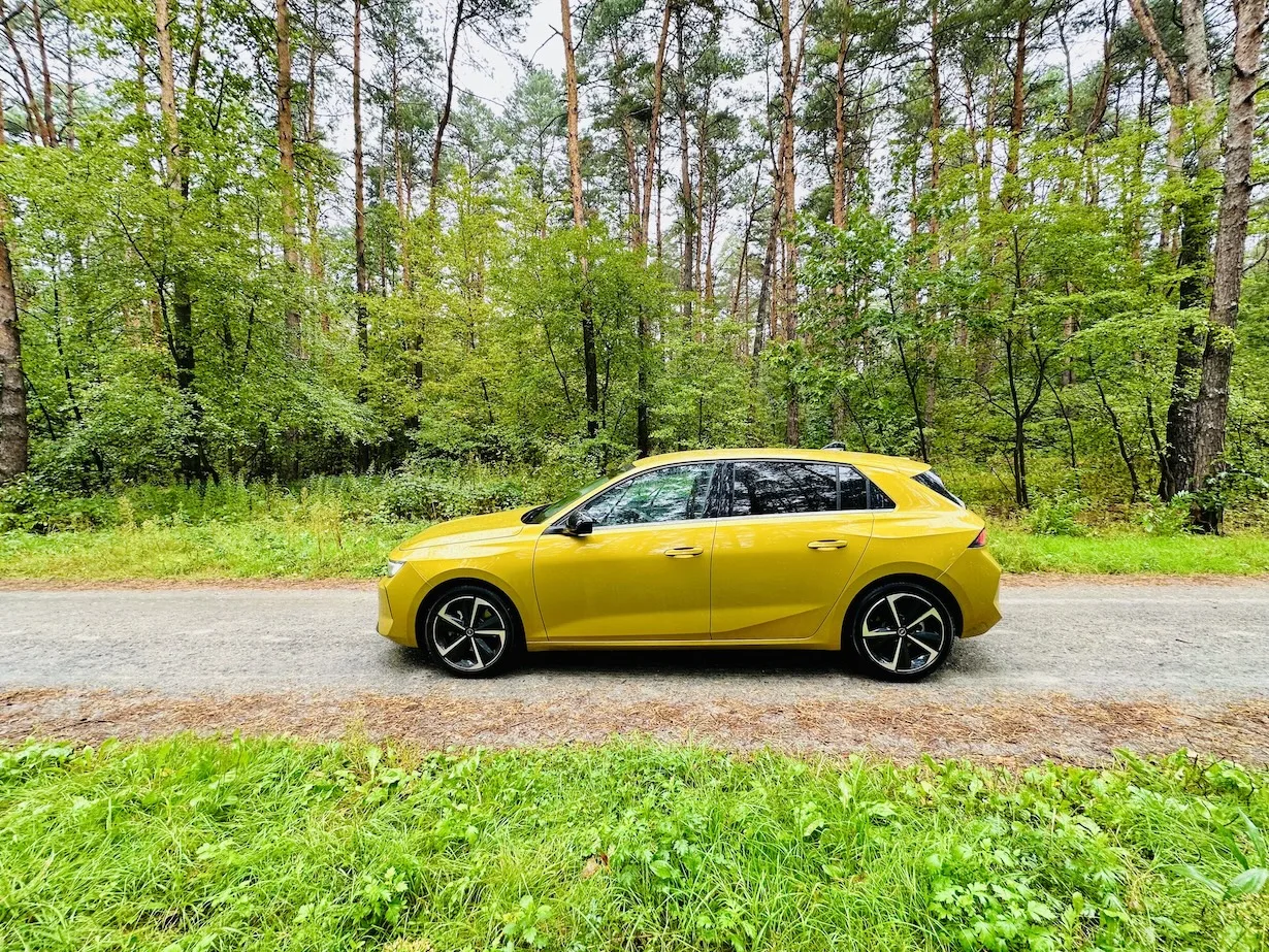 Opel Astra w dieslu. Silnik 1.5 generuje 130 KM. Połączony jest z 8-biegowym automatem.