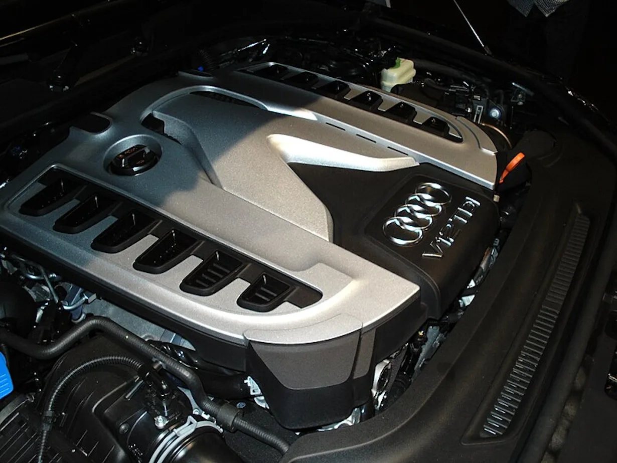Oto motor z Audi Q7 V12 TDI. Podobny silnik mógł pojawić się w Audi R8 z TDI.