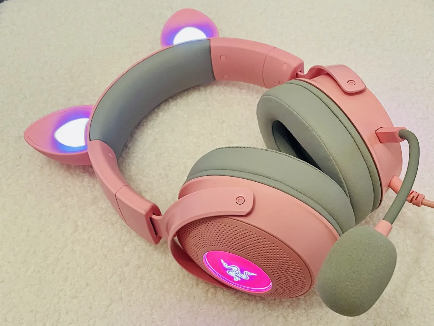 Razer Kraken Kitty V2 Pro. Różowe słuchawki gamingowe z uszami.