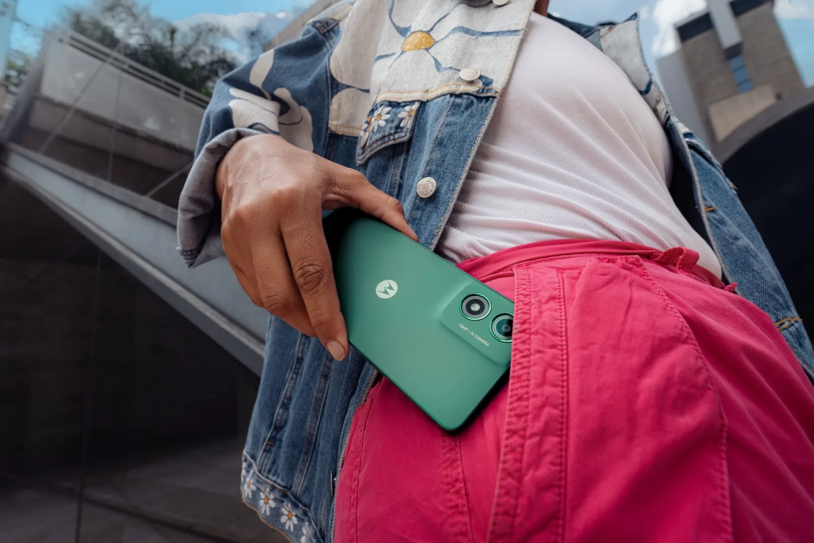 Chcesz kupić tani smartfon? Sugeruję rozważyć model Motorola moto g04. Kosztuje 500 zł i wypada całkiem nieźle.