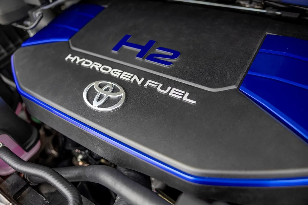 Toyota HIACE to dostawczak z V6 - silnikiem spalinowym zasilanym wodorem.