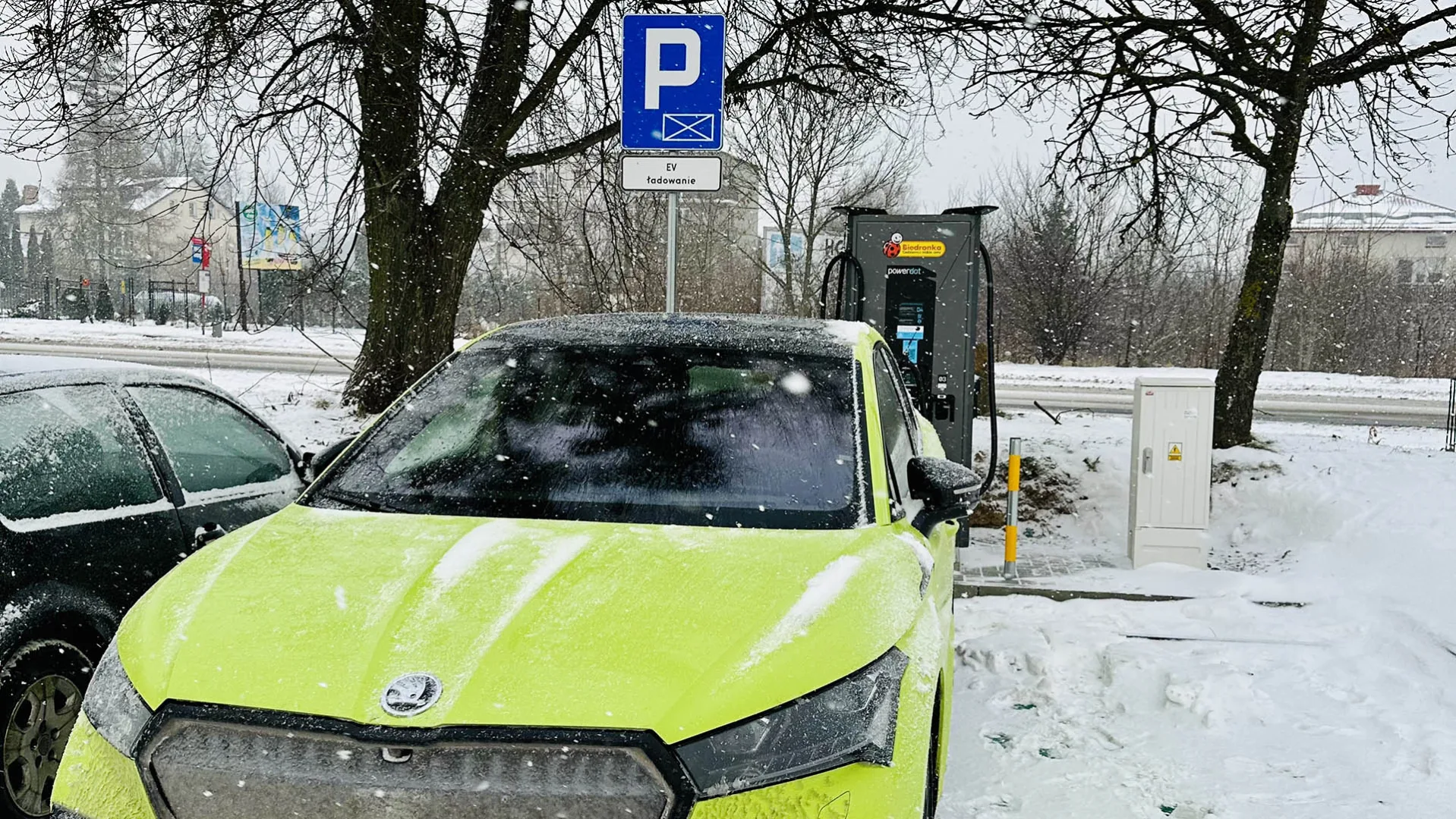 Biedronka stawia ładowarki dla elektryków. Testowałem jedną.