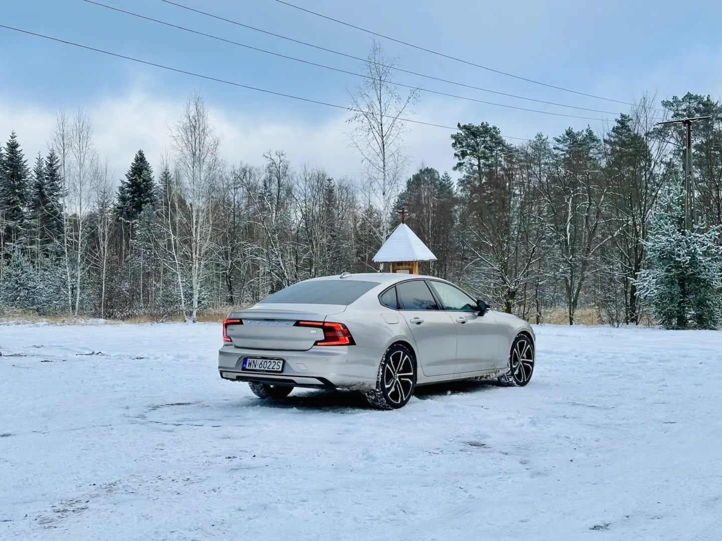 Szwedzki sedan Volvo S90 Recharge T8 plug-in hybrid.