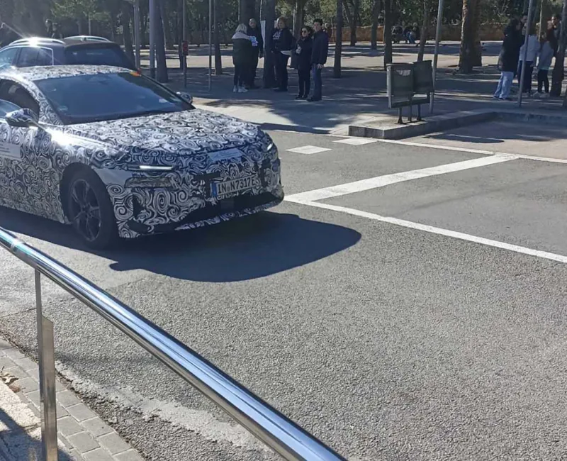 Nowe elektryczne Audi A6 e-tron widziane w Barcelonie.