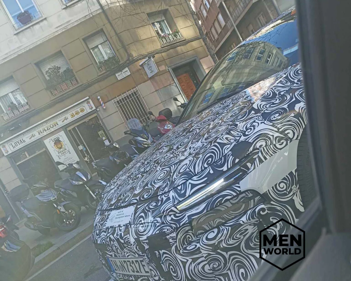 Nowe elektryczne Audi A6 e-tron widziane w Barcelonie.