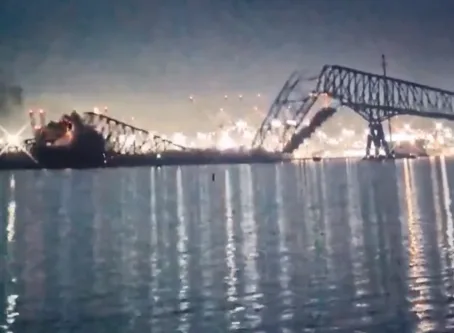 W USA statek zawalił most! Auta spadły do wody! [WIDEO] Źródło: X