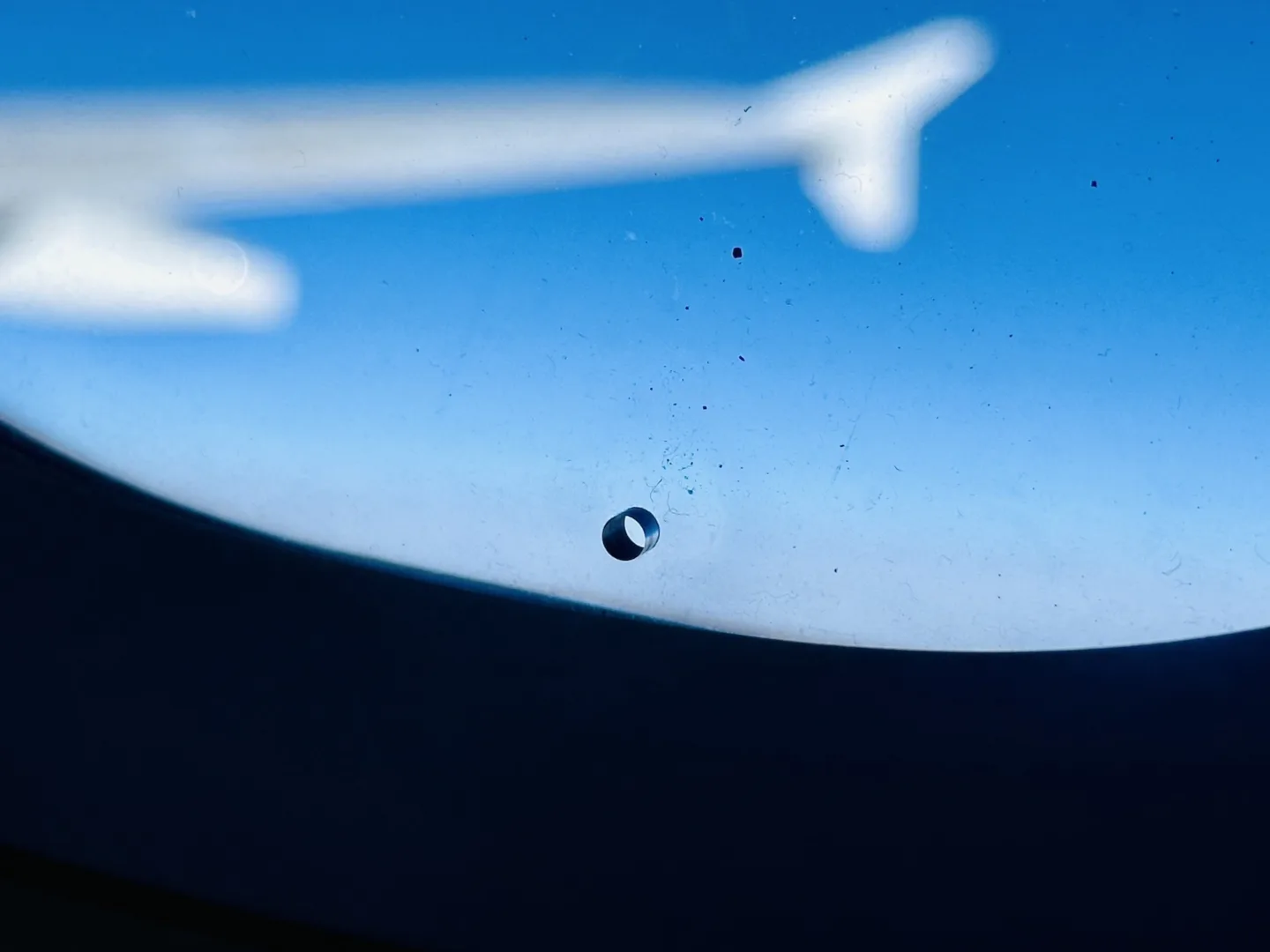 Po co jest dziura w oknie samolotu? Fot. materiał własny.