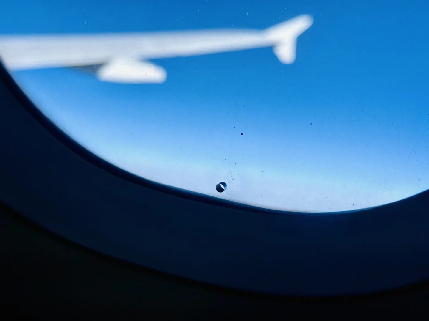 Po co jest dziura w oknie samolotu? Fot. materiał własny.