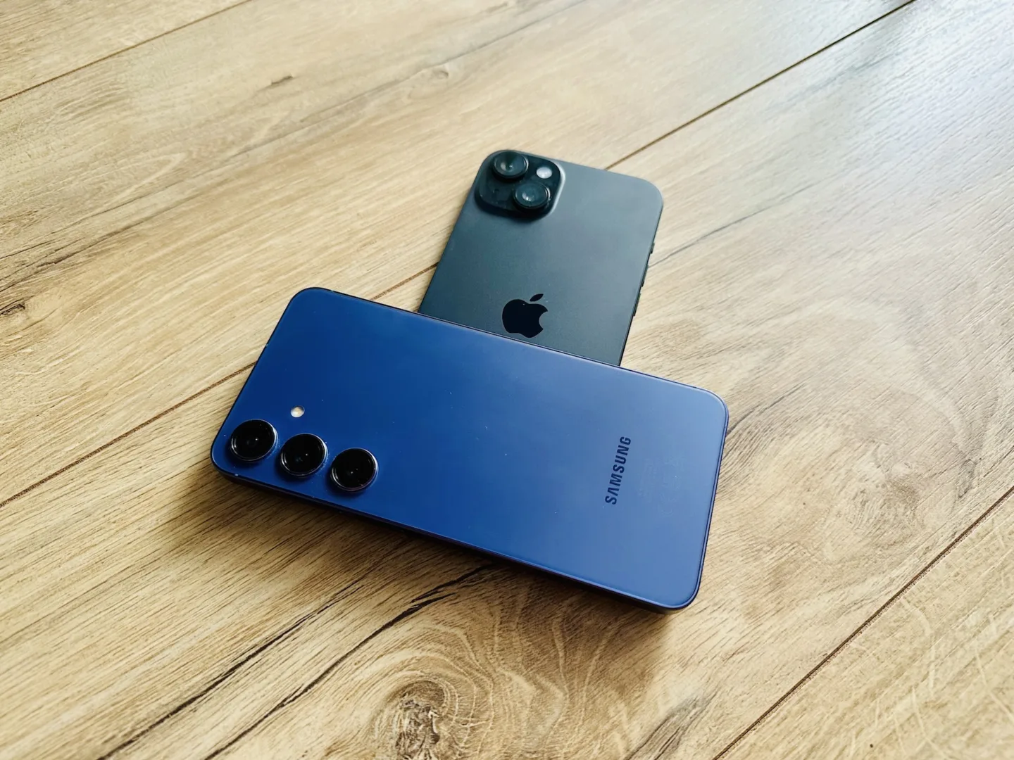 Który smartfon jest lepszy? Galaxy S24+ czy iPhone 15 Plus? Ciężko wybrać faworyta tego porównania.