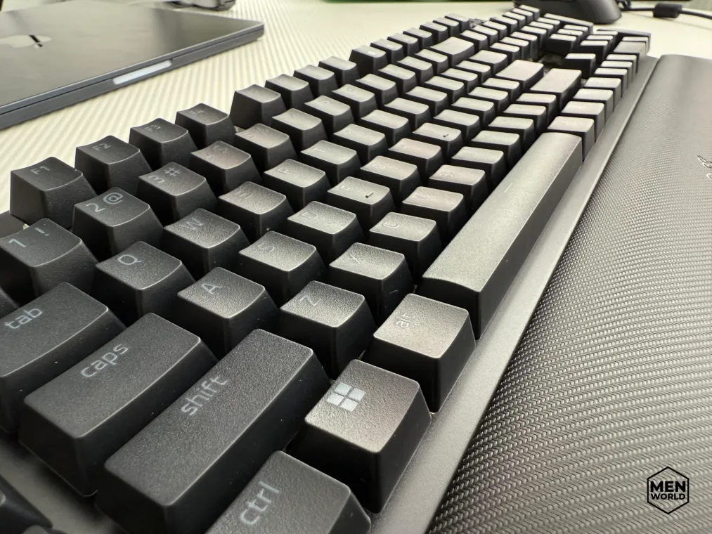 Klawiatura dla graczy Razer BlackWidow V4 z zielonymi przełącznikami.