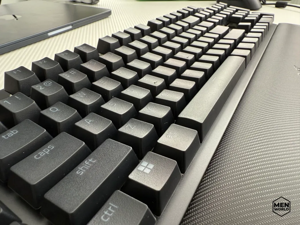 Klawiatura dla graczy Razer BlackWidow V4 z zielonymi przełącznikami.