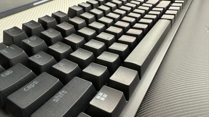 Klawiatura dla graczy Razer BlackWidow V4 z zielonymi przełącznikami.