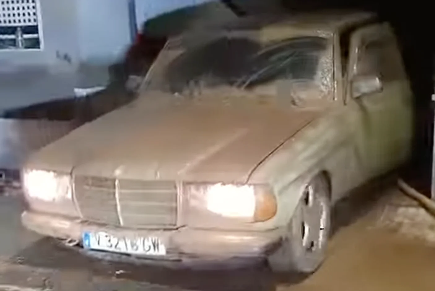 Mercedes W123 po zalaniu w Walencji.