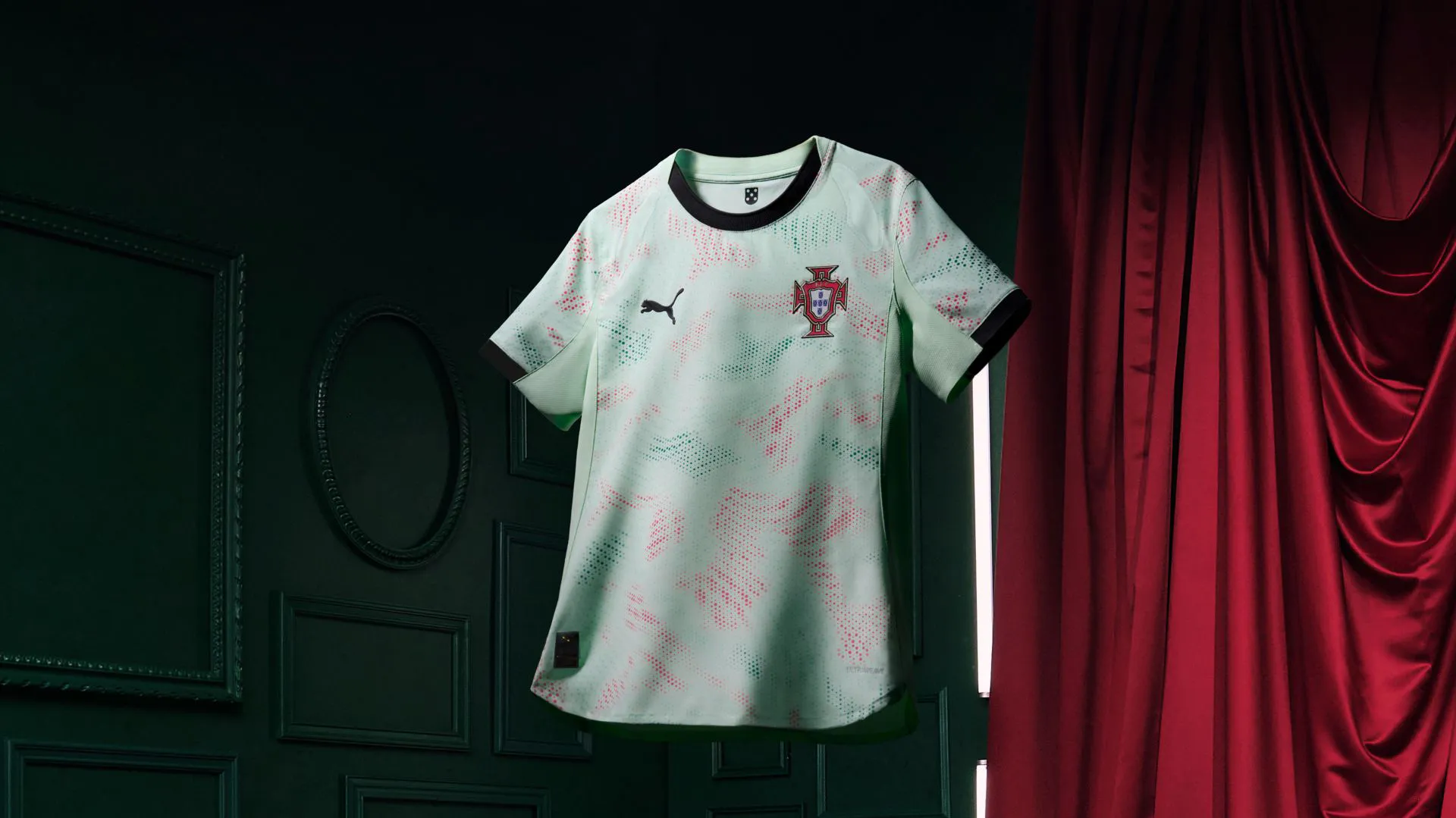 Nowy strój Ronaldo i reprezentacji Portugalii w piłce nożnej.