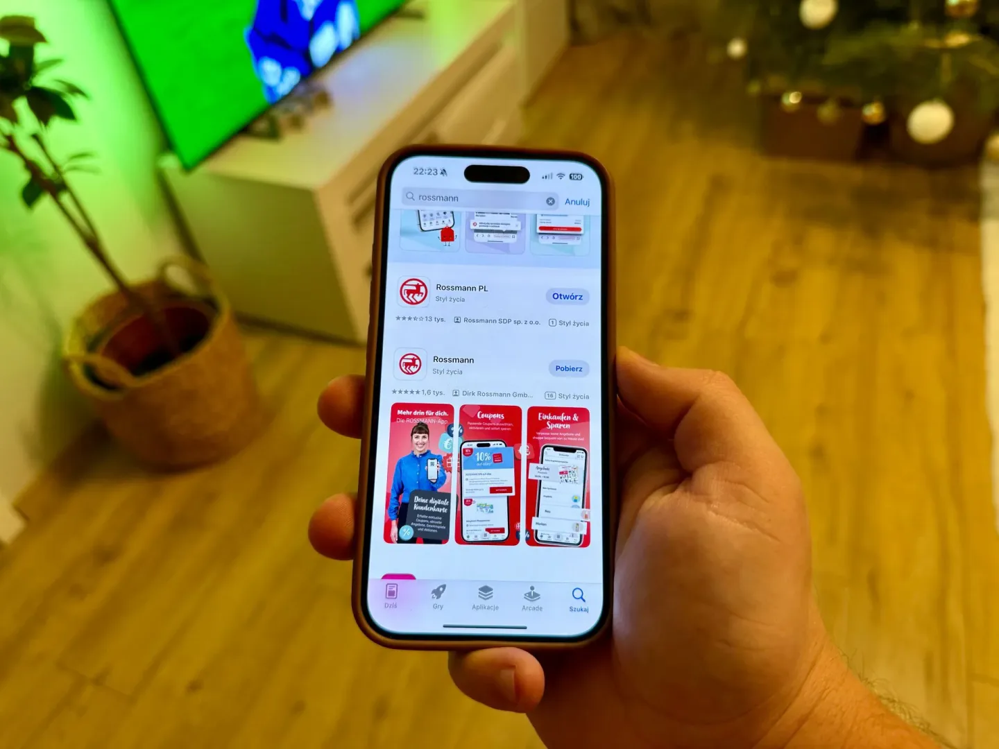 Aplikacja Rossmann zainstalowana na smartfonie Apple iPhone 16.