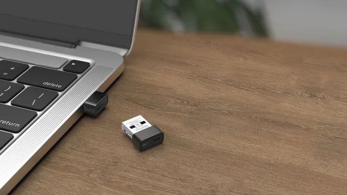 Na zdjęciu karta sieciowa Wi-Fi podłączana przez USB - Mercusys MA14N.