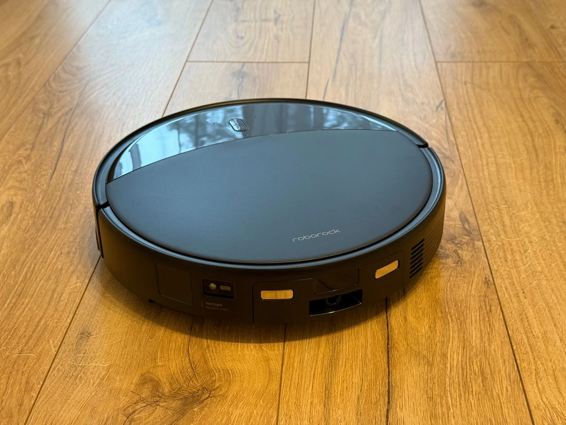 Roborock Saros 10R. Wysokiej klasy robot sprzątający z funkcją mopowania.