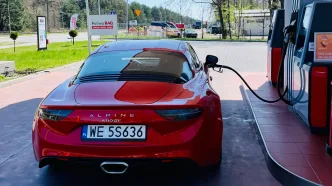 Gdzie jest najtańsze paliwo? Alpine A110 na stacji Orlen.