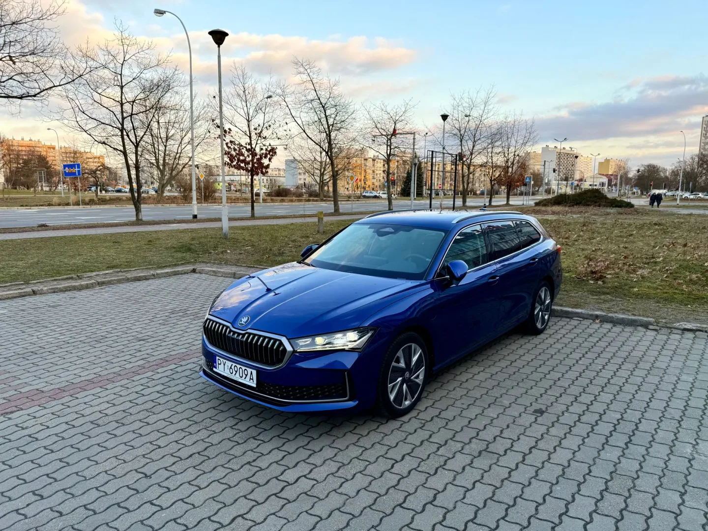 Superb Combi PHEV 1.5 TSI to marzenie rodzin nowoczesnych? 2025 Skoda Superb Combi PHEV (1.5 TSI plug-in hybrid).