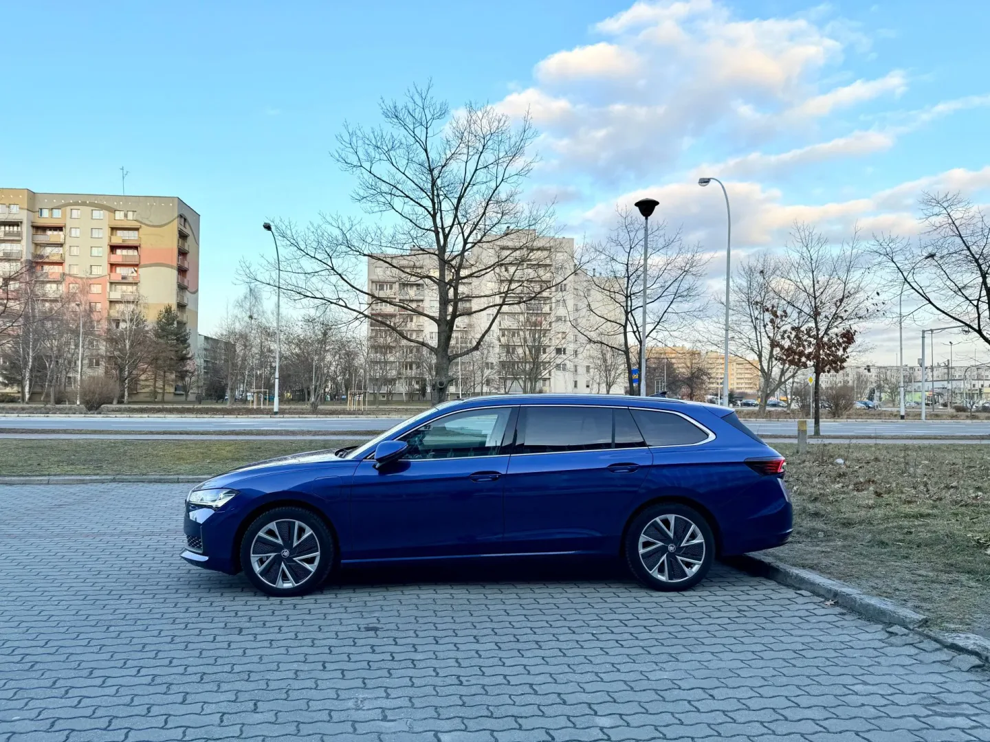 Superb Combi PHEV 1.5 TSI to marzenie rodzin nowoczesnych? 2025 Skoda Superb Combi PHEV (1.5 TSI plug-in hybrid).