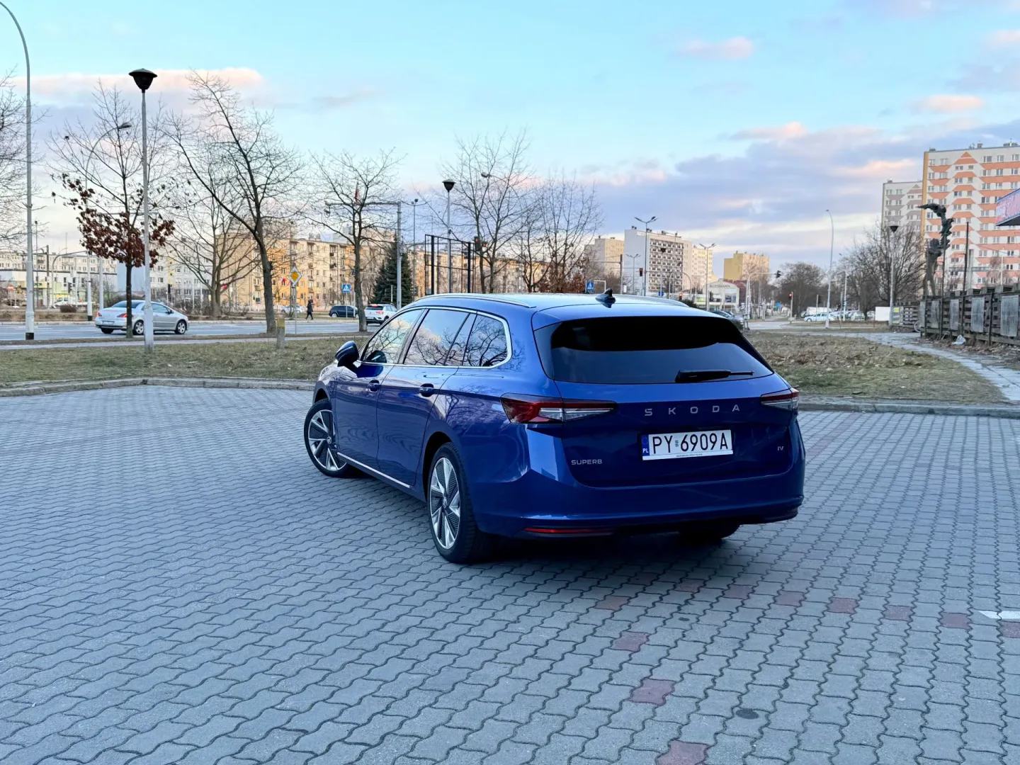 Superb Combi PHEV 1.5 TSI to marzenie rodzin nowoczesnych? 2025 Skoda Superb Combi PHEV (1.5 TSI plug-in hybrid).