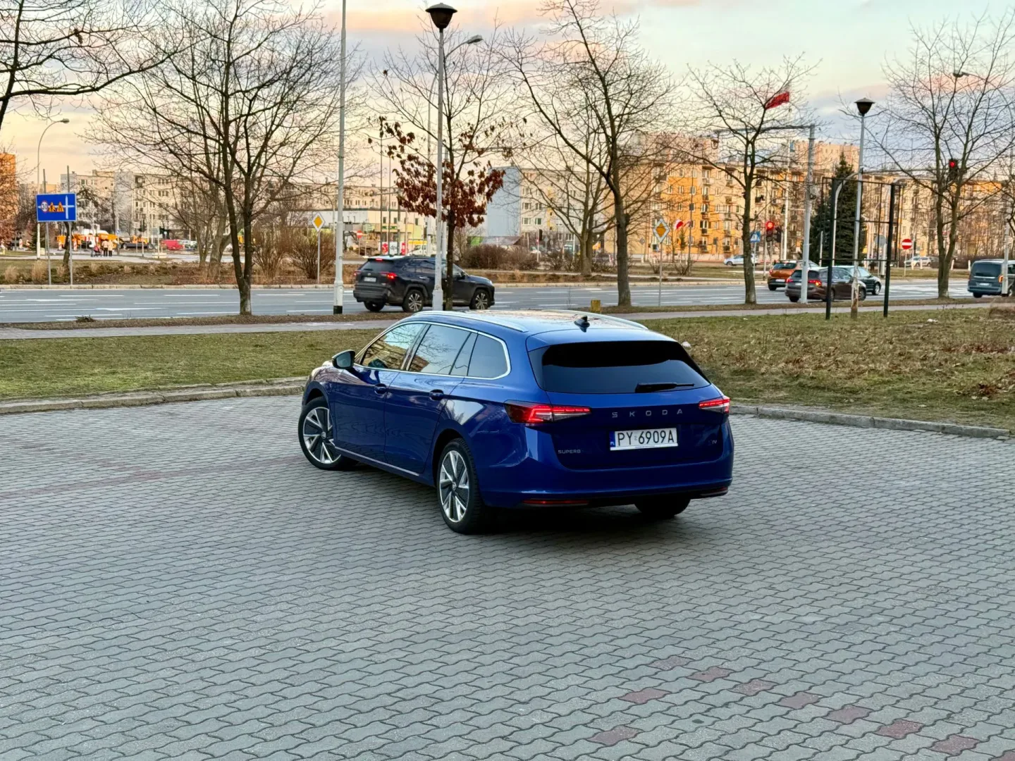 Superb Combi PHEV 1.5 TSI to marzenie rodzin nowoczesnych? 2025 Skoda Superb Combi PHEV (1.5 TSI plug-in hybrid).
