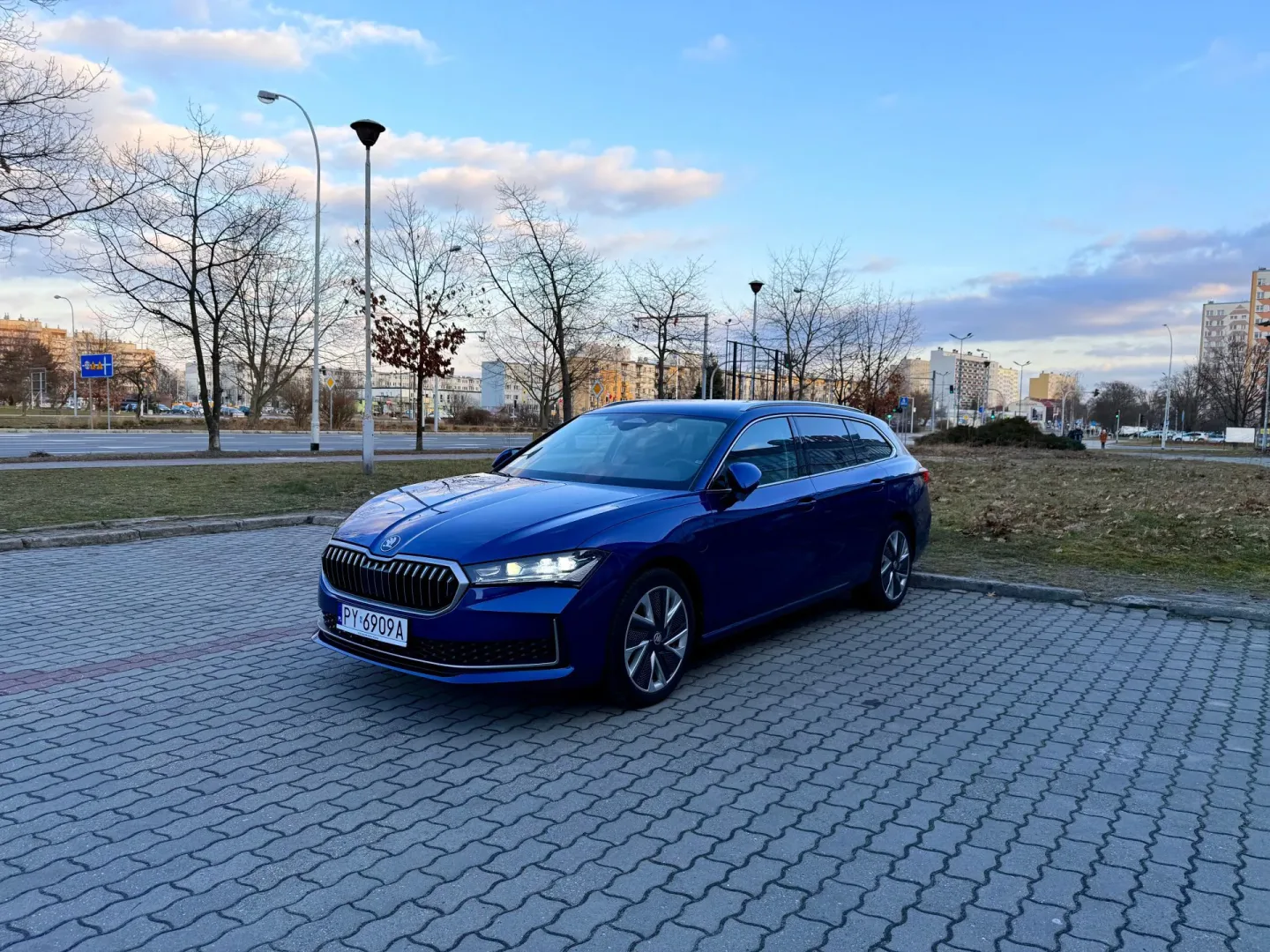 Superb Combi PHEV 1.5 TSI to marzenie rodzin nowoczesnych? 2025 Skoda Superb Combi PHEV (1.5 TSI plug-in hybrid).