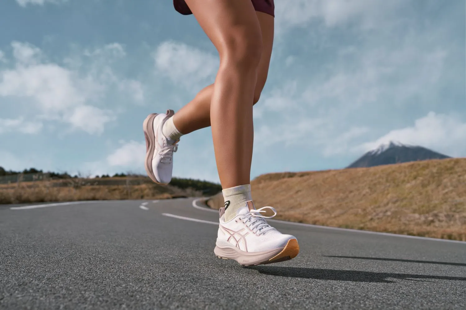 ASICS ma nowe buty do biegania. Co oferuje GEL-KAYANO 32? ASICS GEL-KAYANO 32 - buty do biegania na długich dystansach.