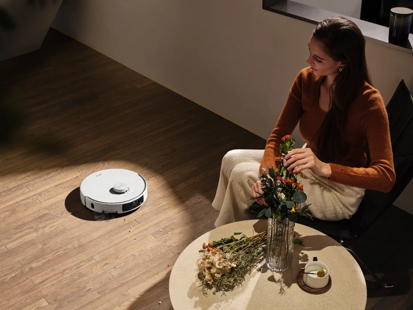 Prezent dla mamy? MOVA ma coś, co może się sprawdzić! Prezent dla mamy? Na zdjęciu robot sprzątający MOVA P50 Pro Ultra.