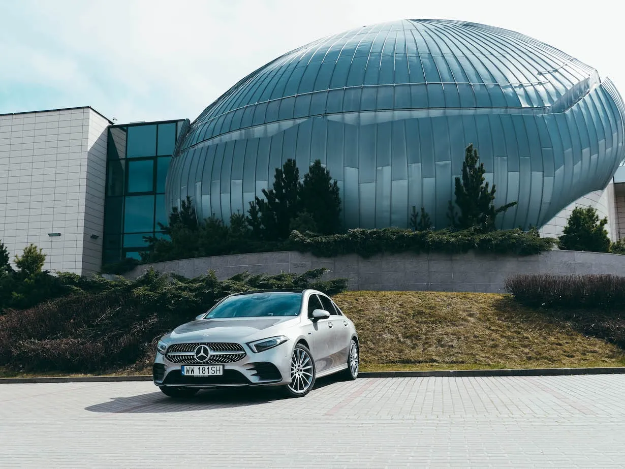 Nowy luksusowy Mercedes w sedanie za 999 zł? Tak, to możliwe Mercedes w sedanie za 999 zł. Mowa o modelu A200 w najmie Lease&Drive. Na zdjęciu Mercedes-Benz A250e. Fot.: MenWorld.pl.