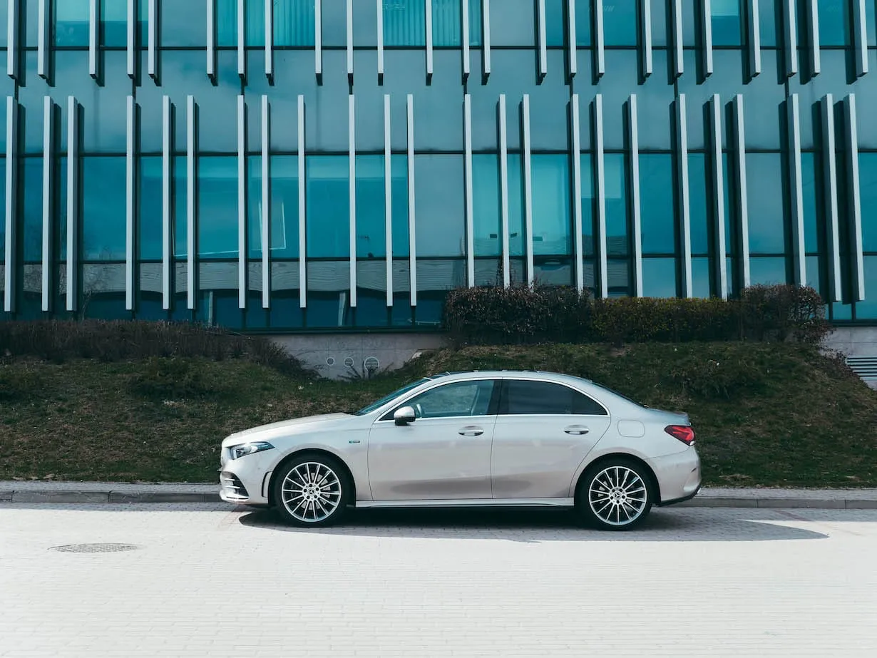Nowy luksusowy Mercedes w sedanie za 999 zł? Tak, to możliwe Mercedes w sedanie za 999 zł. Mowa o modelu A200 w najmie Lease&Drive. Na zdjęciu Mercedes-Benz A250e. Fot.: MenWorld.pl.