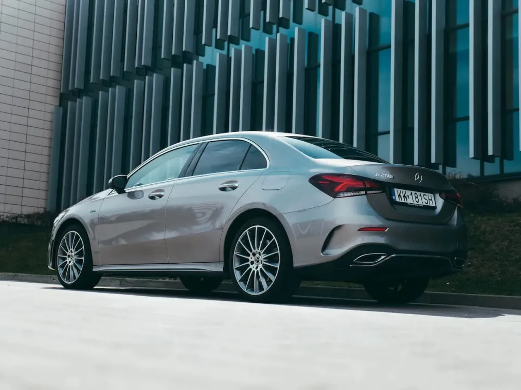 Mercedes w sedanie za 999 zł. Mowa o modelu A200 w najmie Lease&Drive. Na zdjęciu Mercedes-Benz A250e. Fot.: MenWorld.pl.