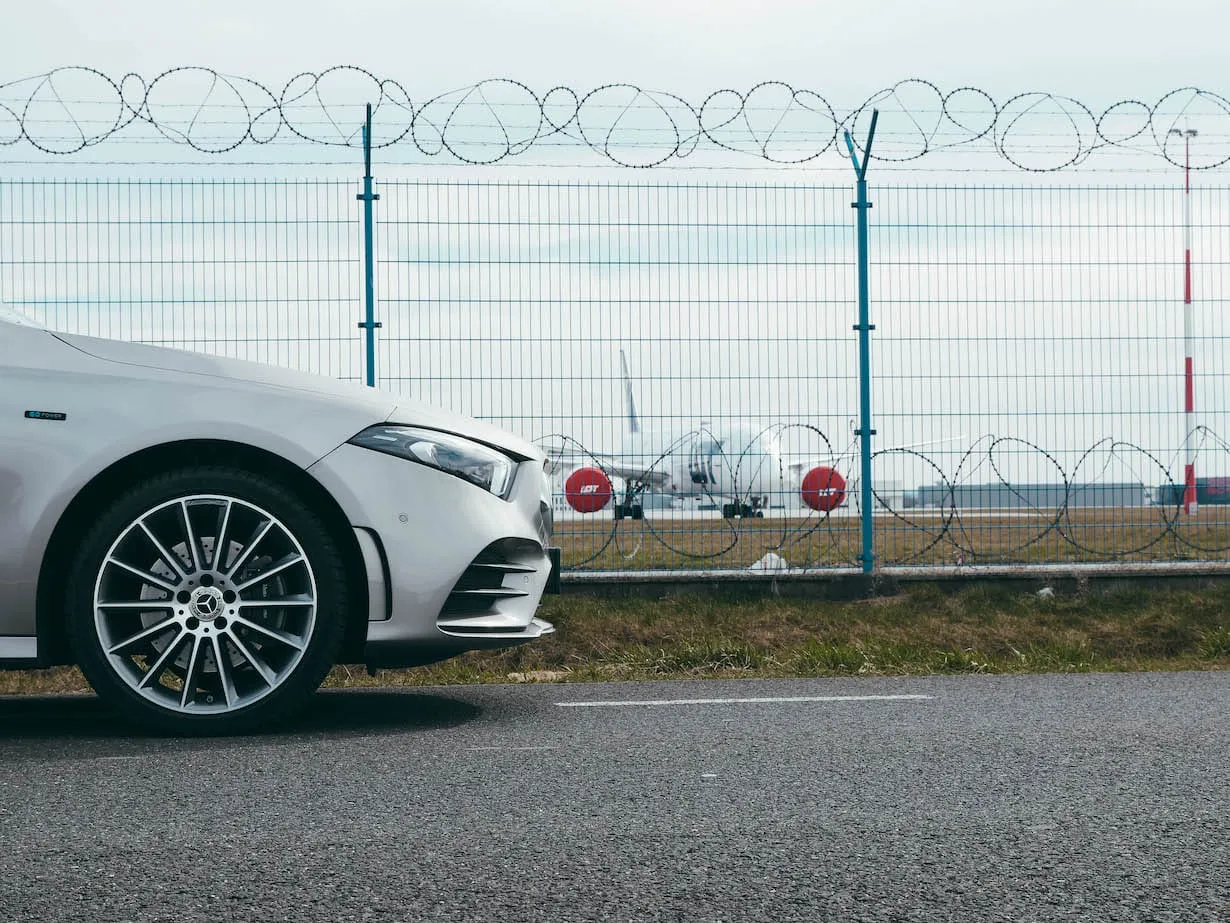 Nowy luksusowy Mercedes w sedanie za 999 zł? Tak, to możliwe Mercedes w sedanie za 999 zł. Mowa o modelu A200 w najmie Lease&Drive. Na zdjęciu Mercedes-Benz A250e. Fot.: MenWorld.pl.